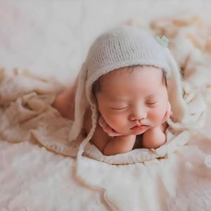 一个吃奶一个添下边18禁欧美
