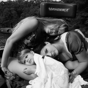 一个吃奶一个添下边18禁欧美
